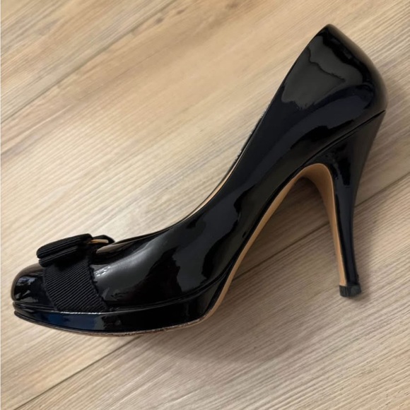 Salvatore Ferragamo Black Patent Pumps with Grosgrain Bow and Gold Plaque - Picture 5 of 6